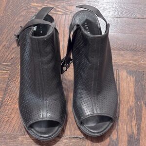 KENNETH COLE New York Black Leather
Heels